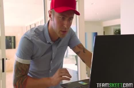 Компьютерщик хорошенько чпокнул Alice March в задницу #2