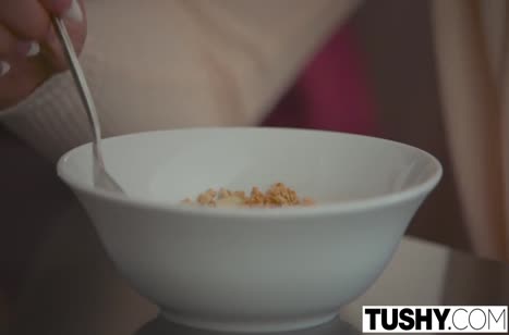 Чел нежно ласкает подругу и прет в тугую попку