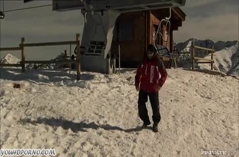 Лыжники устроили порево на вершине горы