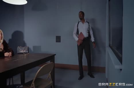 Блондинка на допросе трахнулась с детективом