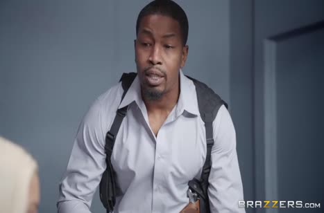 Блондинка на допросе трахнулась с детективом #2