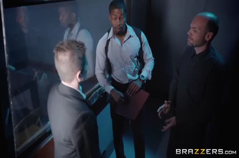 Блондинка на допросе трахнулась с детективом #4