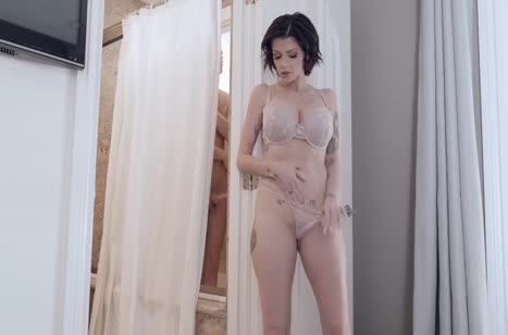 Брюнетка с классными формами трахается с самцом на полу