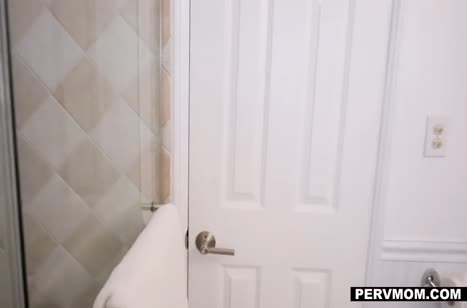 Сисястая мачеха застукала пасынка за мастурбацией