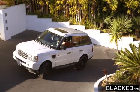 Спортсменка с классной попой снимает штаны с негра