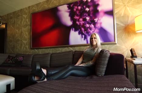 Горячая блондинка не против принять джакузи с мужиком