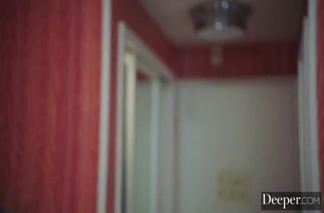 Негр приласкал брюнетку и хорошо напихал ей в попу