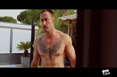 Соска Canela Skin нашла себе приключений в бассейне