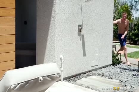 Шикарная Amia Miley обслуживает большой хер на свежем воздухе