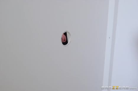 Чувак поставил в позу телочку прямо в туалете