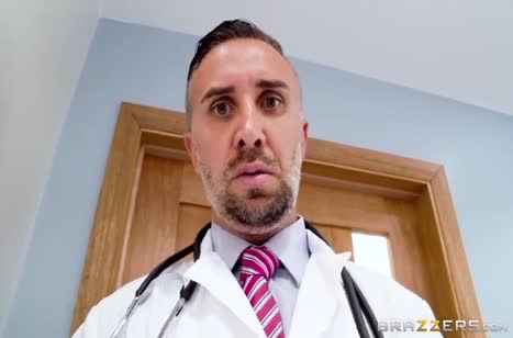 Мамка Brett Rossi пришла на прием к врачу в секс наряде #1