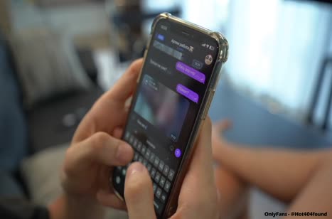 Мачеха решила позабавиться с пасынком и одела откровенный прикид