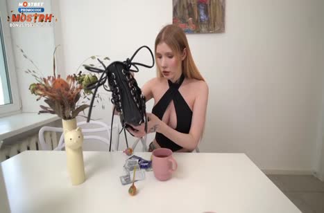 Ее большие сиськи откровенно торчали из развратного топа