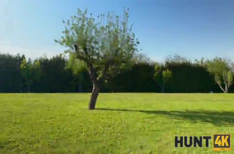 Заплатил девушке денег и она изменила парню