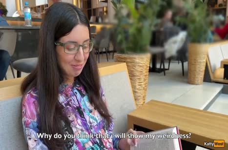 Веселая русская брюнетка легко разделась на кровати