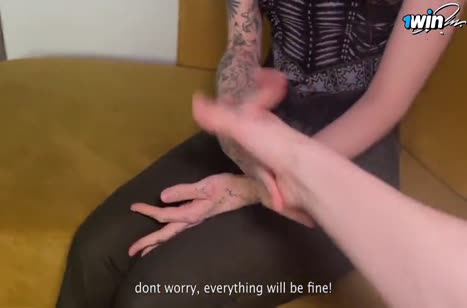 Молодая русская деваха берет за щеку перед камерой