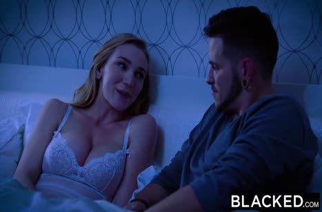 Красивые девочки доставляют удовольствие друг друга