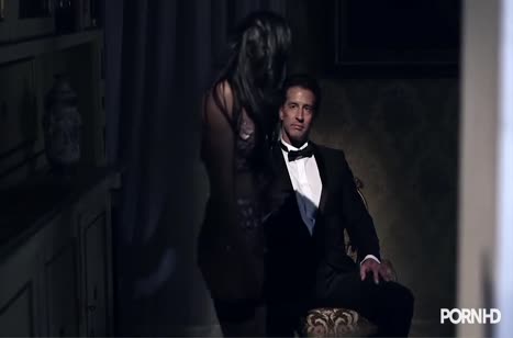 Девка круто закидывает ноги за голову и получает член