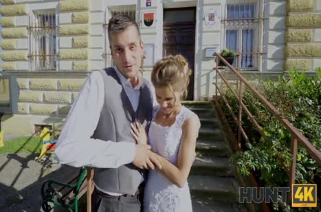 Симпатичной невесте сразу после свадьбы пришлось отрабатывать долги