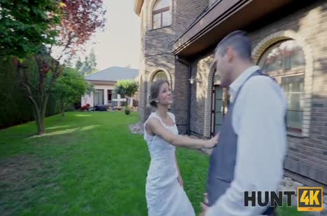 Симпатичной невесте сразу после свадьбы пришлось отрабатывать долги #2