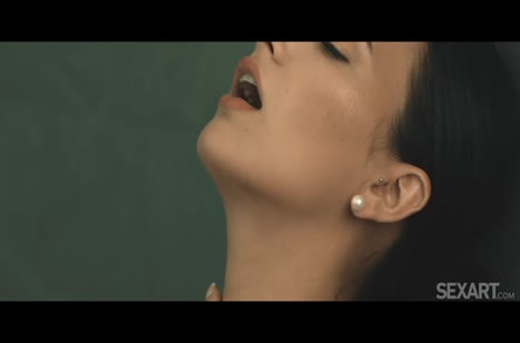 Claudia Bavel начала ласкаться с мужем уже в душе #4