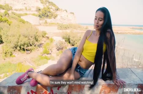 Отвязная давалка устроила оргию на улице