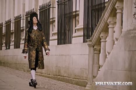 Знатная бабенка хорошо умеет делать минет