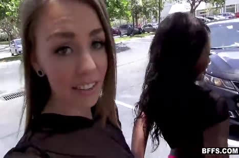 Молодые шлюшки затащили здоровяка в койку #2