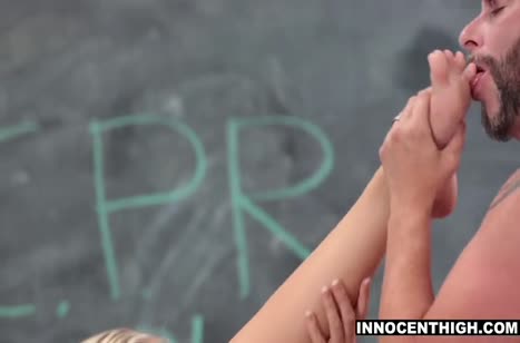 Молодой студентке пришлось сдавать зачет через постель #4