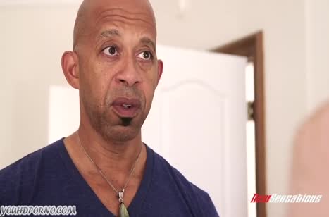 Симпатичная молодая девушка еще не видела таких размеров