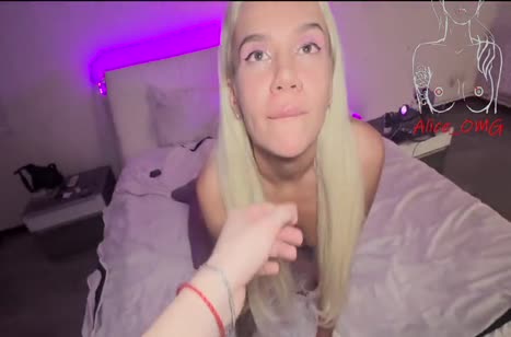 Блонди в колготках в сеточку снимает порнуху на телефон