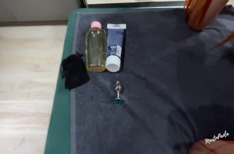 Рыженькая подружка повернулась к пареньку своей роскошной попой