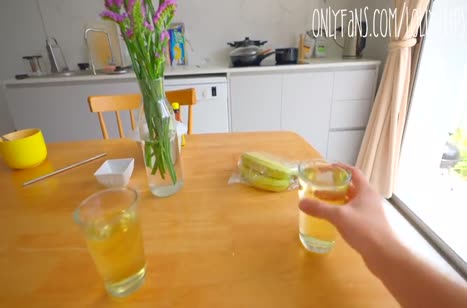 Lolly Lips подбухнула и раздвинула ноги в постели