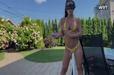 Загорелая мамка с большими сиськами не против трахнуться во дворе