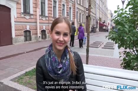 Подкатил к девушке на улице и раскрутил ее на кастинг