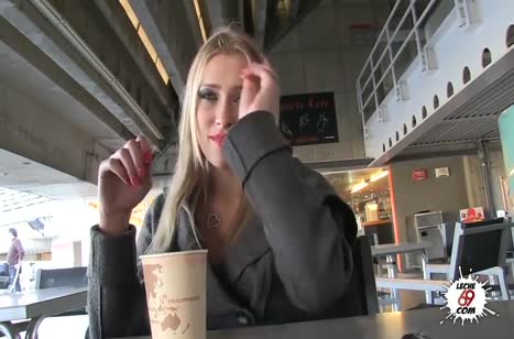 Угостил блондиночку кофе и легко развел на порево