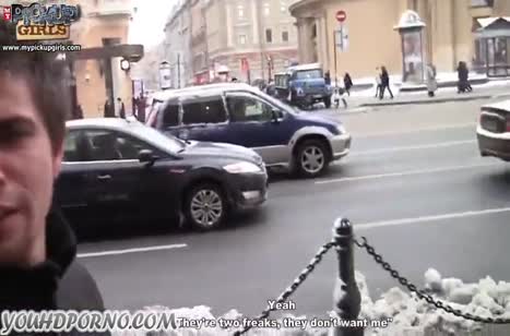 Доступную русскую блондинку дерут прямо в туалете