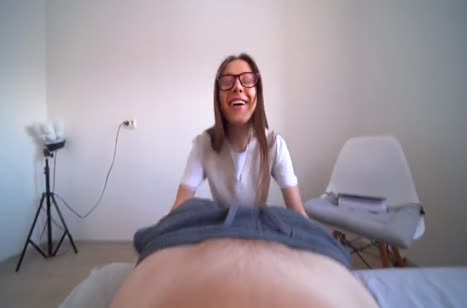 Брюнетка с шикарной фигурой переключилась на хер чувака #1