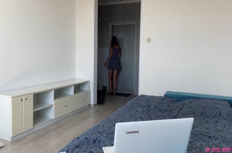 Девушка мило опустилась на коленки и принялась делать минет