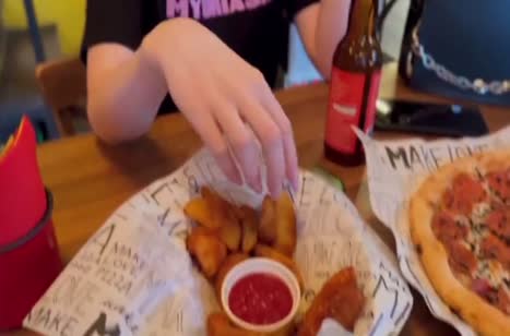 После посиделок в кафешке брюнетка не против развлечься