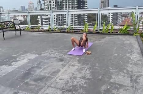 Спортивная деваха как то неправильно занимается с тренером