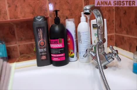 Сводная сестра сама приглашает брата в ванную потрахаться