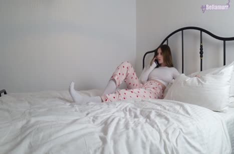 Соблазнительная пижамка пробудила в парне животные инстинкты