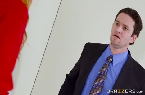 Босс не смог устоять перед бюстом сотрудницы