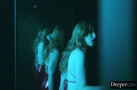 Жена в эротичном красном платье соблазняет мужа