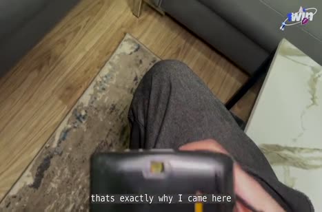 Спортивная рыжая студентка зрелищно дает раком