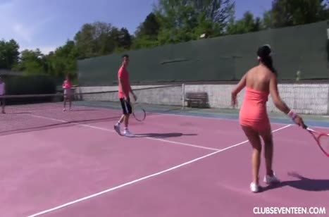 Теннисистки устроили групповуху прямо на корте #1