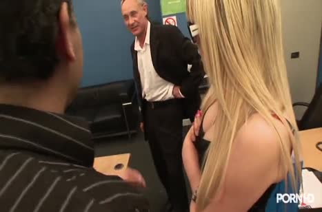 Секси блондинки устроили разврат в офисе