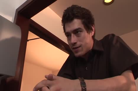 Коллега предложил красивой телочке сделать перерыв