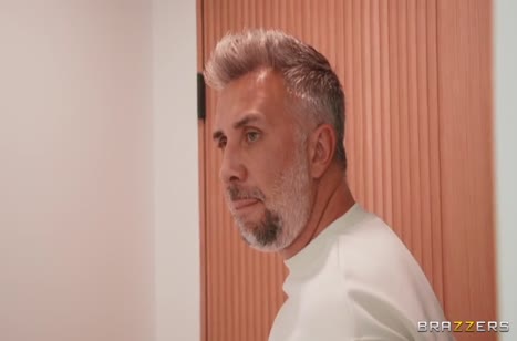 Роскошная соседка откровенно светит дойками перед мужиком